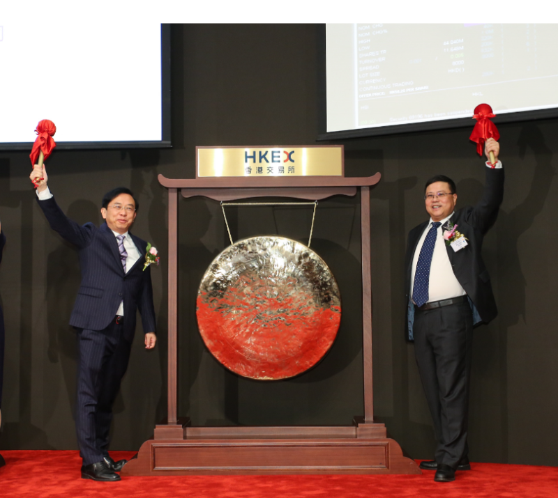 1成都市委常委、常務副市長謝瑞武、成都交投集團黨委書記、董事長冉亞林為上市開鑼.png