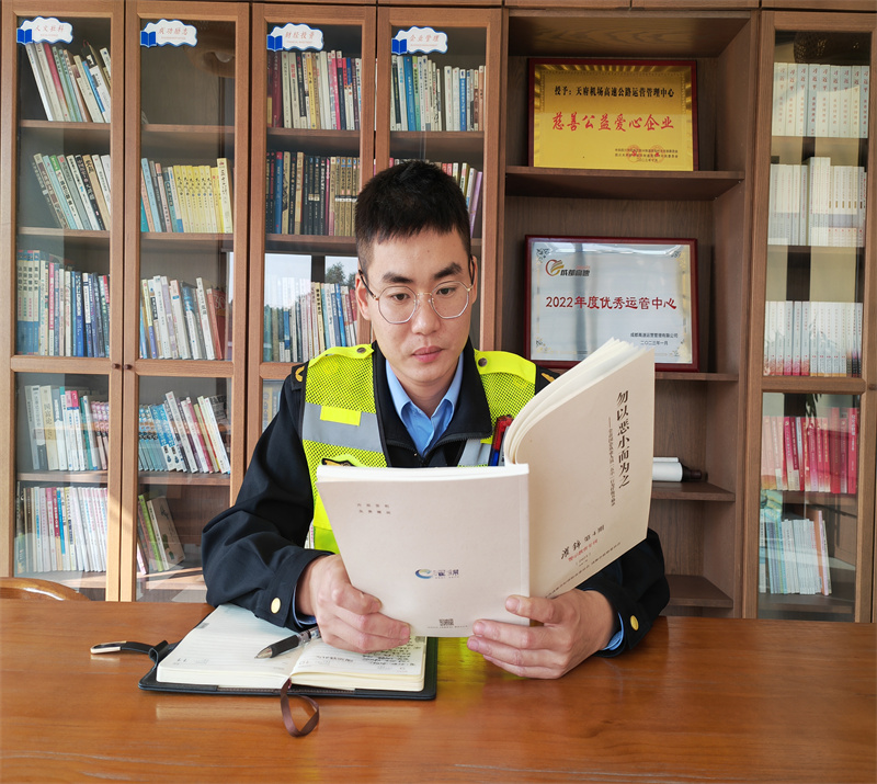 2.學(xué)習(xí)廉潔警示教育專刊《勿以惡小而為之》——全市國企從業(yè)人員“五小”行為懺悔書摘錄.jpg