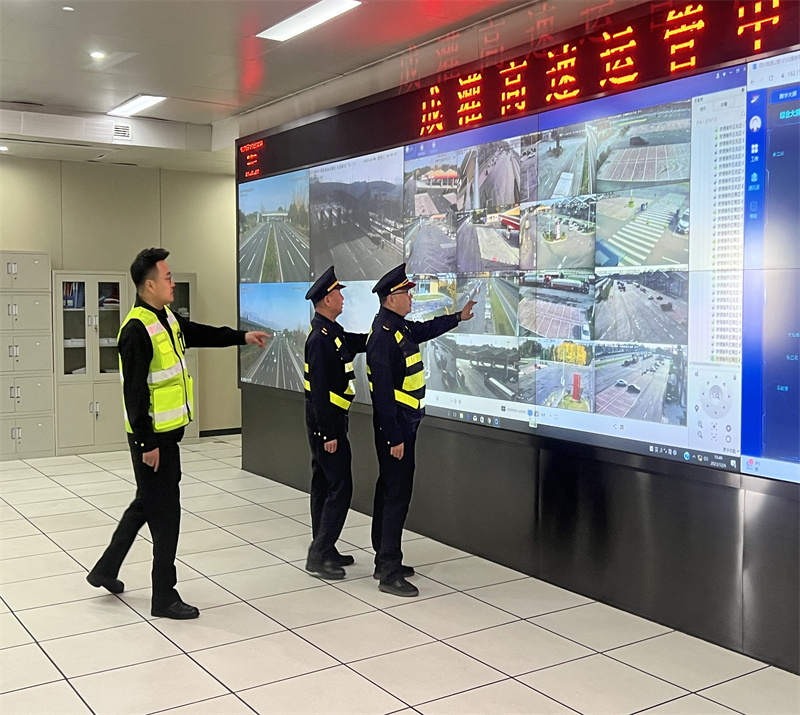 20231206成都市交通綜合行政執(zhí)法總隊公路水運支隊二大隊到成灌高速開展“歲末年初”安全生產(chǎn)大檢查3.jpg