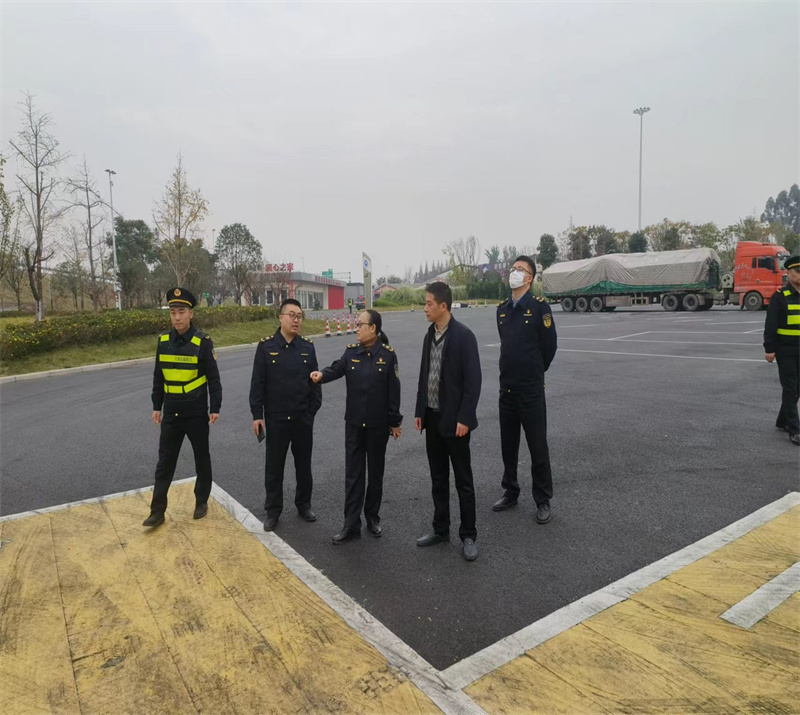 20231212一周速覽——成都市交通運輸綜合行政執(zhí)法總隊副總隊長李文一行到成彭高速新繁服務區(qū)開展安全生產(chǎn)工作檢查1.jpg
