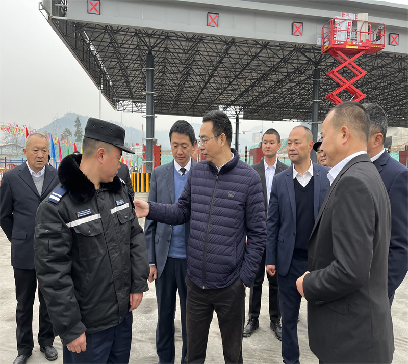 20231229楊坦與員工親切交談.jpg