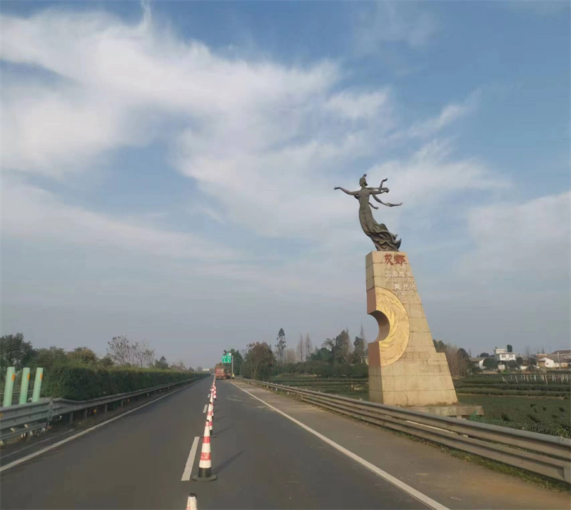 邛名高速路側(cè)綠化整治工程圓滿完成3.jpg