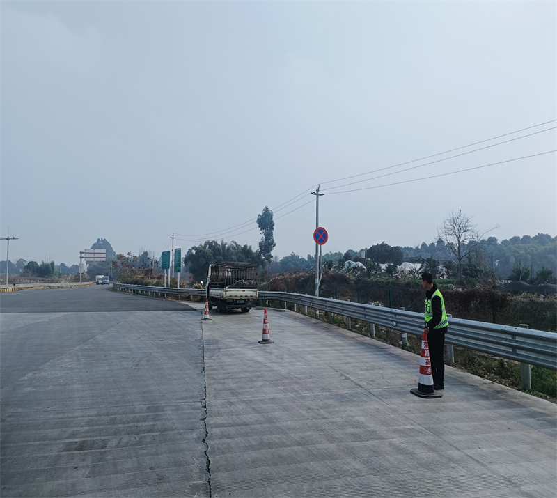 收費(fèi)員變身“推車俠” 助司機(jī)解難題配圖-2.jpg