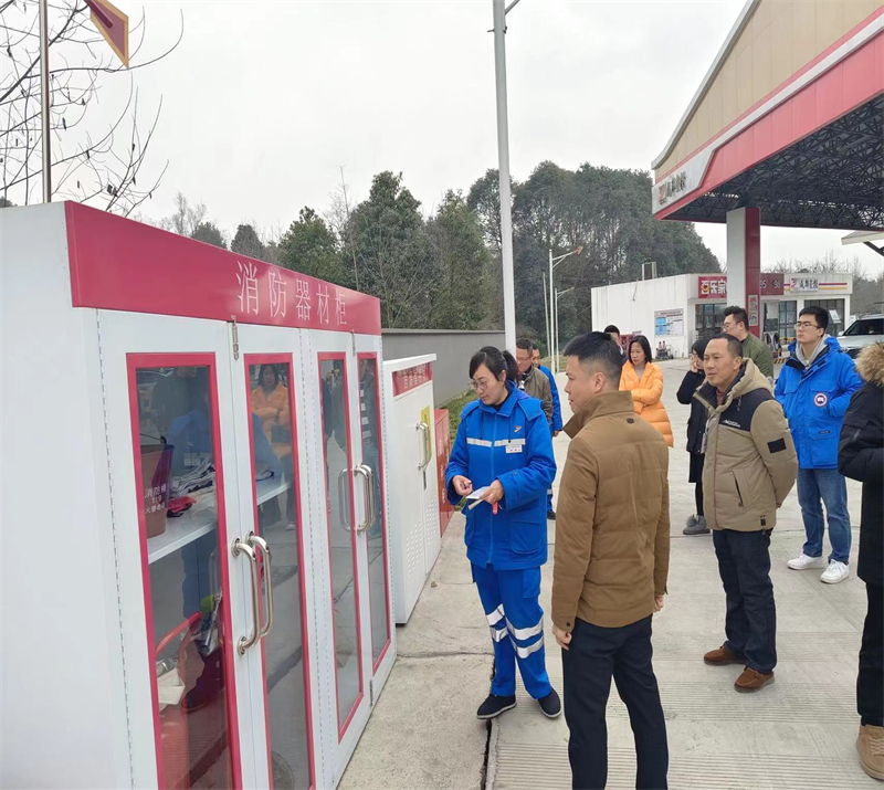 高速振興公司對加油站消防器材柜進行檢查.jpg