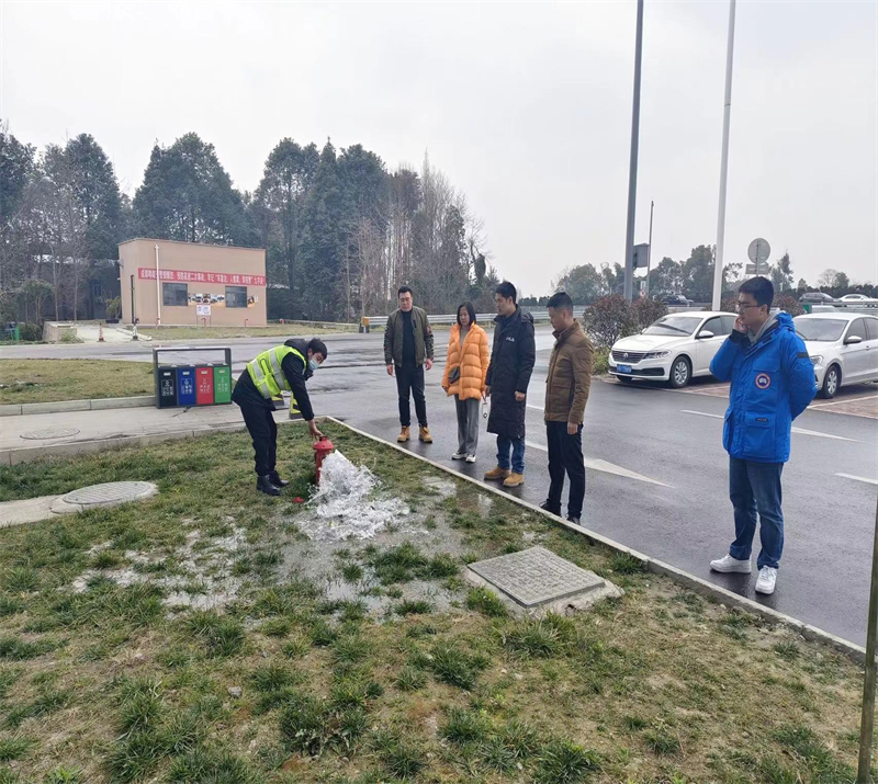 高速振興公司對消防栓進行檢查.jpg